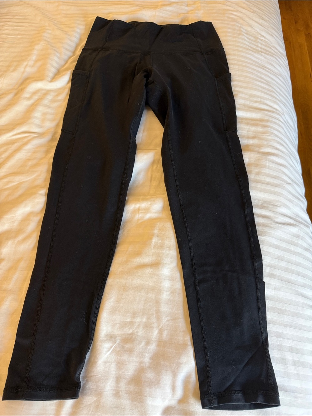 Black High-Waist Athletic Leggings with Side Pockets